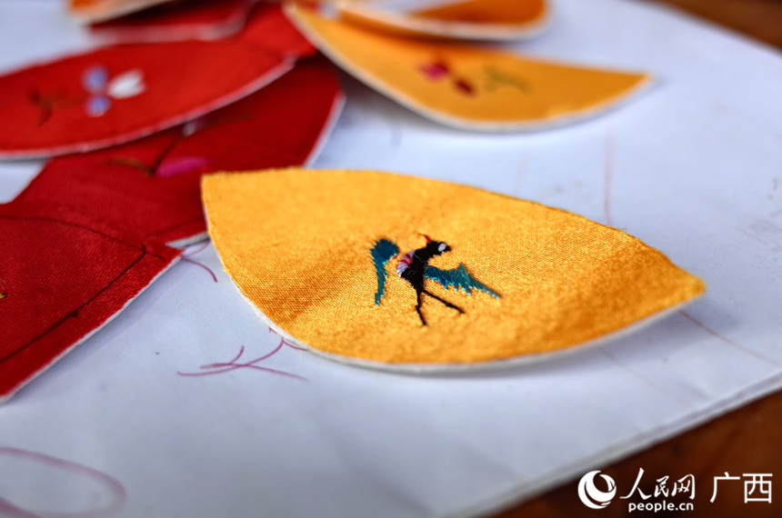 靖西舊州是中國(guó)繡球之鄉(xiāng),許多婦女都會(huì)制作繡球。人民網(wǎng) 覃心攝