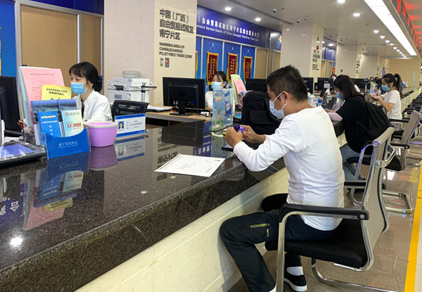 群眾在南寧片區(qū)綜合服務(wù)大廳辦理業(yè)務(wù)。石鮮鮮攝