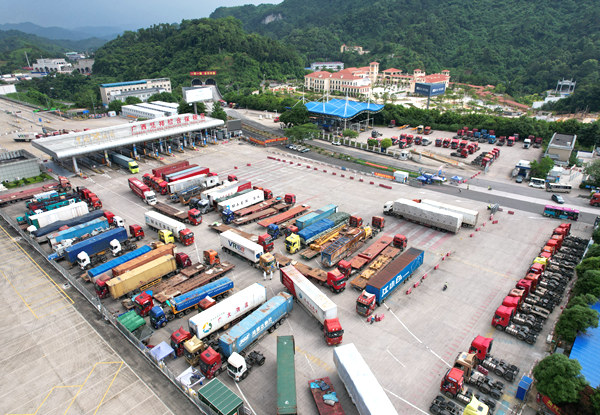 憑祥綜合保稅區(qū)等待通關(guān)車輛。廣西商務(wù)廳供圖