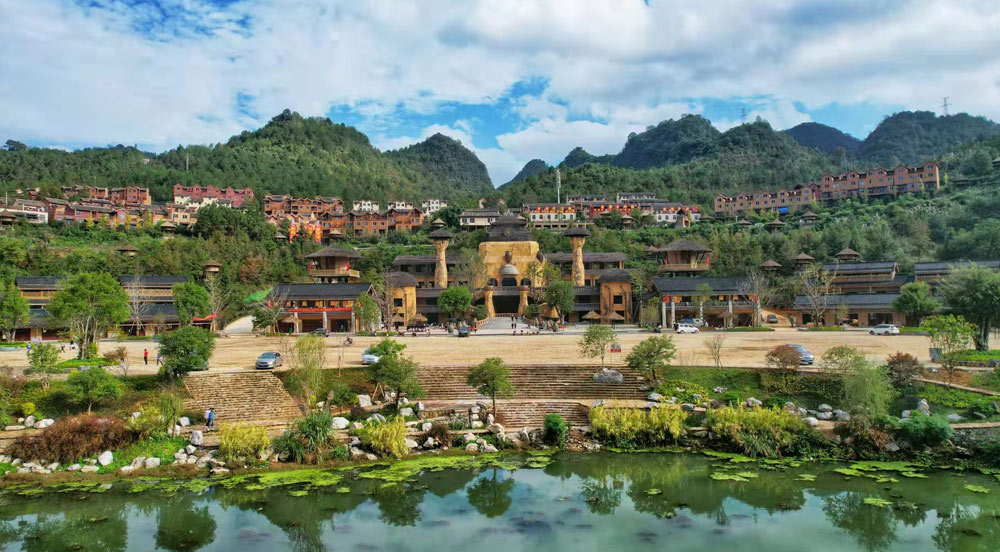 農(nóng)發(fā)行廣西區(qū)分行：扎根八桂28載 深耕“三農(nóng)”促振興扎根八桂大地28年，農(nóng)發(fā)行廣西區(qū)分行始終堅(jiān)持政策性銀行辦行方向，堅(jiān)持把信貸資金投向“三農(nóng)”重點(diǎn)領(lǐng)域和薄弱環(huán)節(jié)，累計(jì)投放貸款近6000億元。