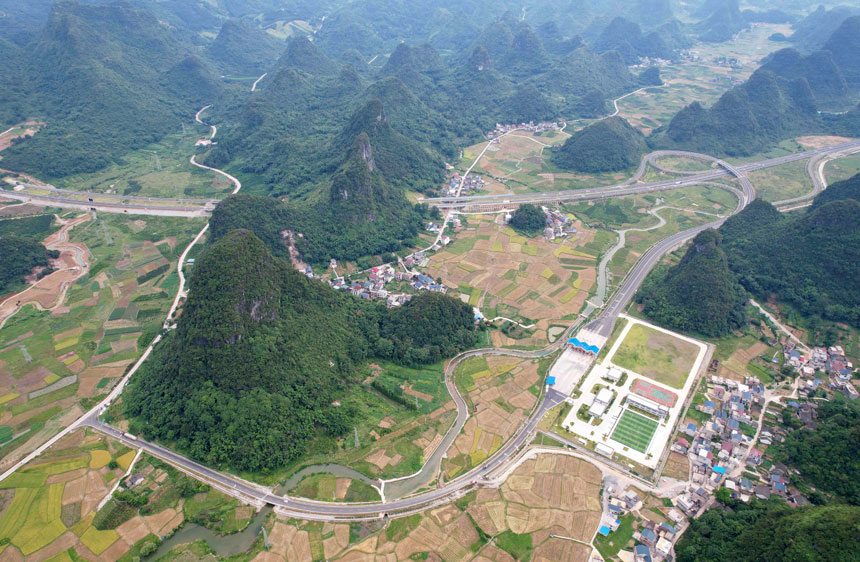 康莊大道助振興。