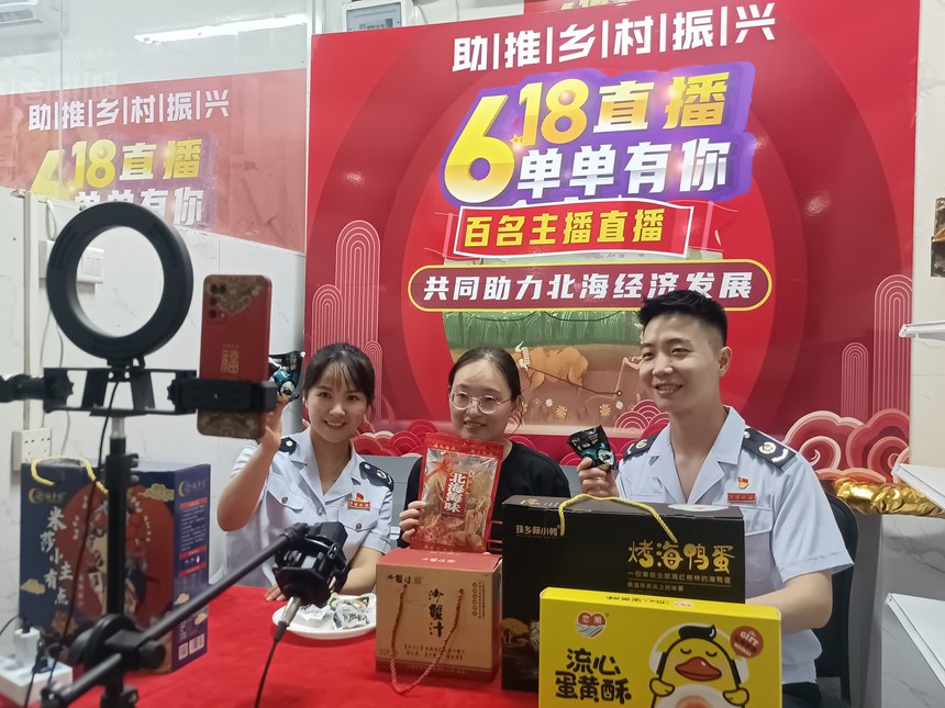 稅務(wù)干部走訪北海市邦邦扶農(nóng)副產(chǎn)品有限公司，在抖音平臺(tái)“直播間”進(jìn)行直播預(yù)熱，為加快推動(dòng)農(nóng)產(chǎn)品融入市場貢獻(xiàn)“稅力量”