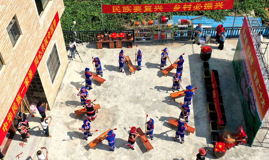 9月7日，廣西都安瑤族自治縣安陽(yáng)鎮(zhèn)群眾快樂(lè)打扁擔(dān)，喜慶豐收節(jié)。高東風(fēng)攝 