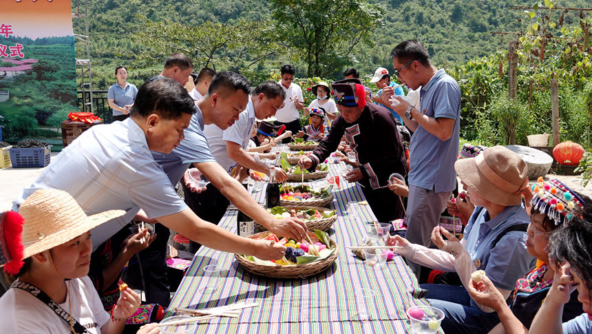 9月7日，廣西都安瑤族自治縣安陽鎮(zhèn)陽安社區(qū)群眾在品嘗篩箕宴，歡度豐收節(jié)。高東風(fēng)攝