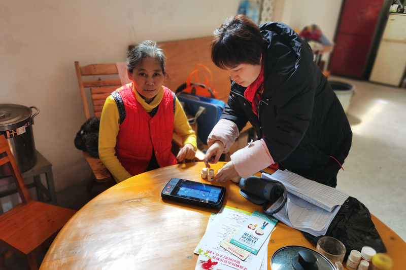 【家庭醫(yī)生】上林縣率先使用線上家庭醫(yī)生簽約服務(wù)，大豐鎮(zhèn)東春村鄉(xiāng)村醫(yī)生成鳳英根據(jù)村民需求提供送藥上門服務(wù)。