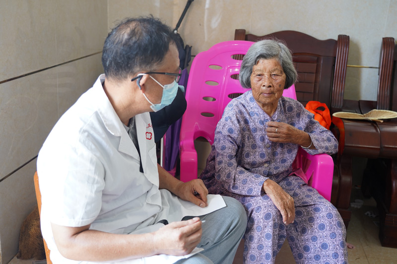 盧家恒上門為群眾提供家庭醫(yī)生簽約服務(wù)。