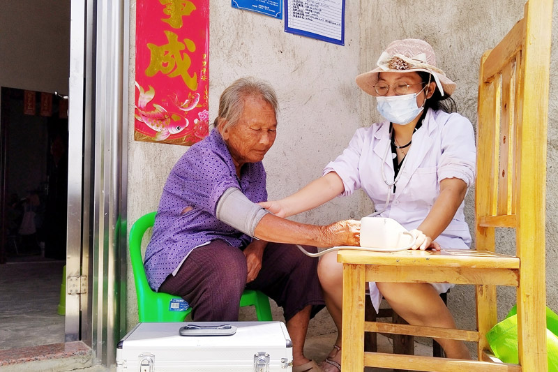 靈山縣那隆鎮(zhèn)家庭醫(yī)生為脫貧戶進(jìn)行健康檢查。