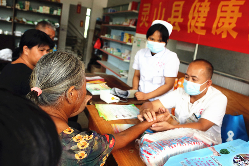 靈山縣開展家庭醫(yī)生日宣傳暨下鄉(xiāng)義診活動。