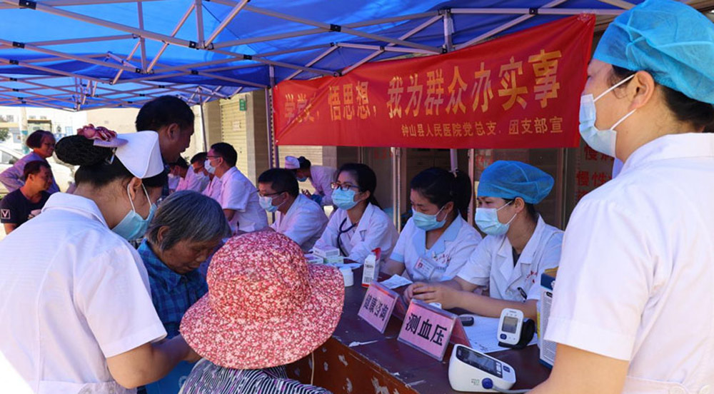 鐘山縣人民醫(yī)院：醫(yī)心為民 健康幫扶從2016年起，鐘山縣人民醫(yī)院組織全院218名幫扶干部結(jié)對幫扶清塘鎮(zhèn)大同村、新龍村貧困戶432戶，在全院幫扶干部的努力下，至2020年底幫扶對象實現(xiàn)全部脫貧。