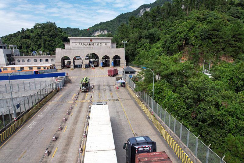 9月5日，貨車在友誼關(guān)口岸通關(guān)。
