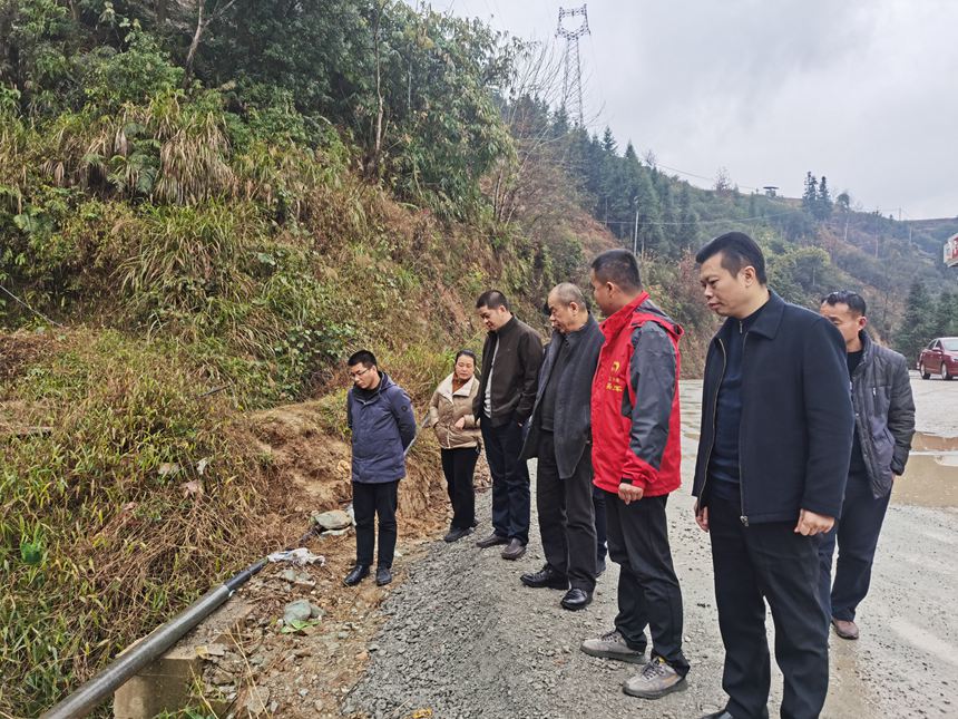 圖為柳州市煙草專賣局調(diào)研組實地走訪查看同樂村安全飲用水工程進(jìn)展情況