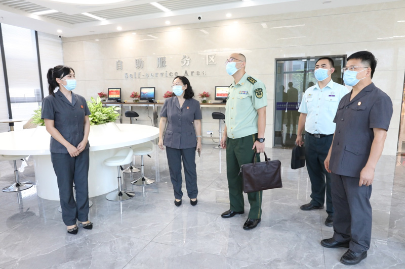 參觀訴訟服務(wù)中心。
