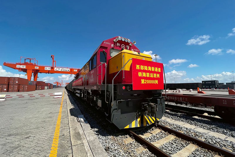西部陸海新通道鐵海聯(lián)運班列累計開行突破2萬列。陳磊攝