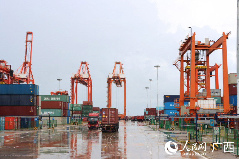 繁忙的北部灣港碼頭。人民網(wǎng)記者 彭遠賀攝