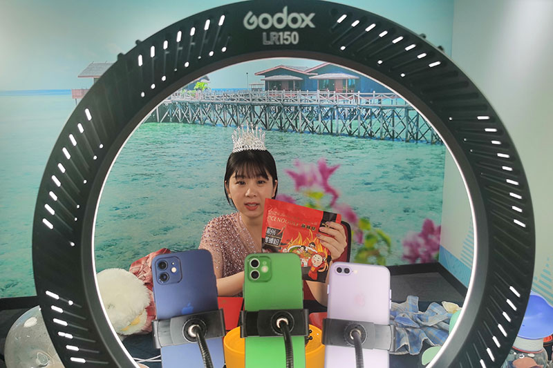 身著泰國服飾的女主播正在用泰語進行直播。王黎莉攝