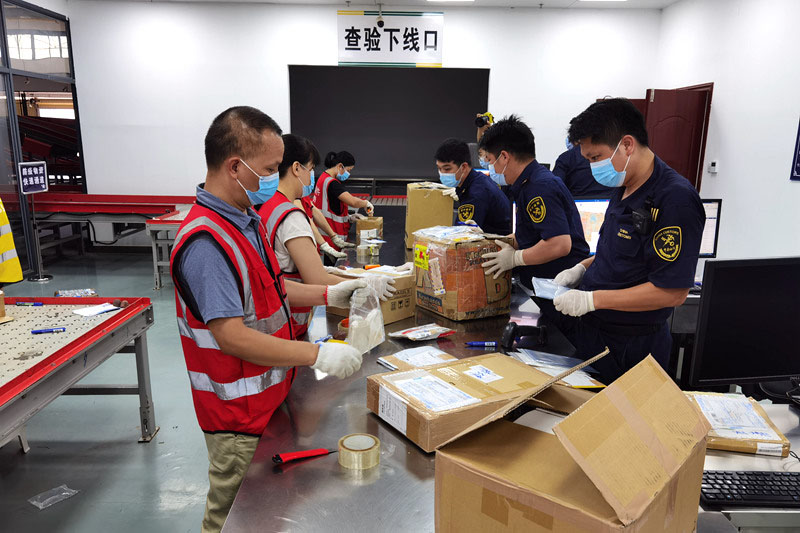 海關(guān)在查驗包裹。廣西商務(wù)廳供圖