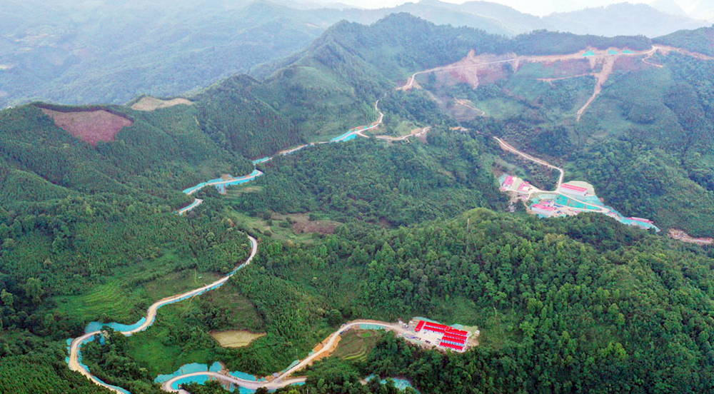 廣西交通投資集團(tuán)：發(fā)揮產(chǎn)業(yè)輻射帶動(dòng)作用 奏響鄉(xiāng)村振興“奮進(jìn)曲”近年來，凌云縣下甲鎮(zhèn)弄福村大力發(fā)展種桑養(yǎng)蠶產(chǎn)業(yè)，建成標(biāo)準(zhǔn)化蠶房38間，種植桑葉380余畝。今年上半年，弄福村種桑養(yǎng)蠶收入105萬多元，養(yǎng)蠶戶均收入達(dá)5萬多元。