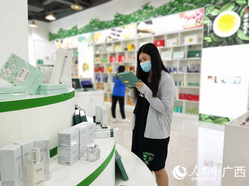 游客在廣西橫州市電子商務(wù)產(chǎn)業(yè)園孵化中心了解茉莉花相關(guān)產(chǎn)品。人民網(wǎng) 付華周攝