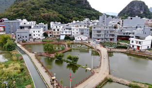 賀州市鐘山縣清塘鎮(zhèn)英家村她是遠(yuǎn)近聞名的革命老區(qū)，是具有近千年悠久人文歷史的繁華古鎮(zhèn)，在新時代鄉(xiāng)村振興的道路上，“黨建引領(lǐng)”與“現(xiàn)代治理”深度融合，“一領(lǐng)+三主”“雙會兩書”“五支群眾隊(duì)伍”等舉措創(chuàng)新實(shí)施，為全區(qū)加強(qiáng)和改進(jìn)鄉(xiāng)村治理提供了英家方案。[詳細(xì)] 