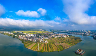 百色市田東縣平馬鎮(zhèn)四平村“田東哪村最出名，得山得水又宜人，不說人家也知道，右江河畔數(shù)四平”。一首山歌唱出了四平村如詩如畫的韻美風(fēng)姿，“金融活水”在四平村鄉(xiāng)村振興的發(fā)展道路上解渴紓困，澆灌出最甜的產(chǎn)業(yè)之實(shí)。[詳細(xì)] 