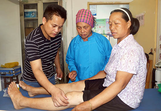 2 兩安瑤族鄉(xiāng)竹梅村村醫(yī)王秋姣、李記榮母子倆免費(fèi)為村民做針灸。廖超文攝 IMG_1987