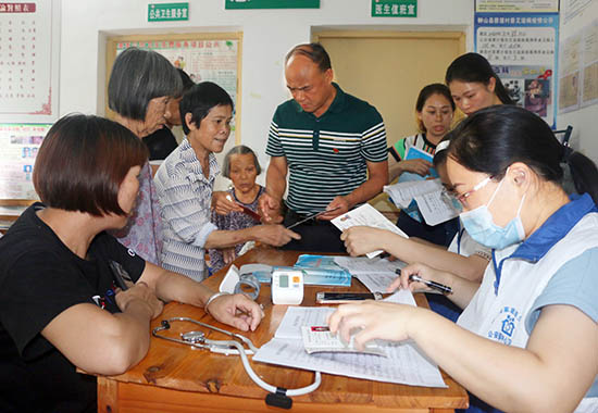 4 公安鎮(zhèn)中心衛(wèi)生院家庭醫(yī)生在廖屋村為群眾義診。廖超文 攝IMG_1914