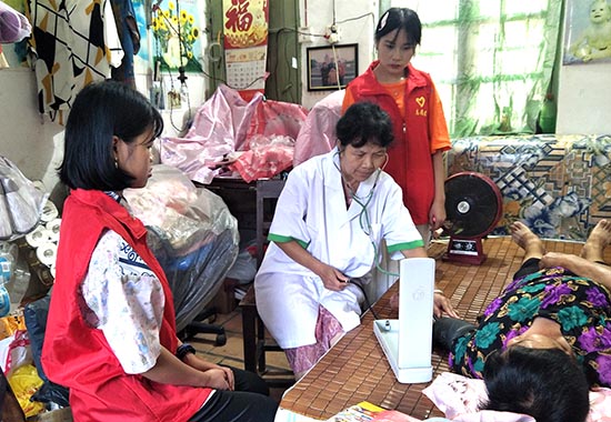 9 鐘山鎮(zhèn)城南社區(qū)醫(yī)務(wù)人員為困難群眾義診。鐘山鎮(zhèn)城南社區(qū)供圖 _20200903185337
