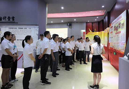 11 鐘山縣人民醫(yī)院醫(yī)務(wù)人員平桂黨風(fēng)廉政教育基地參觀學(xué)習(xí)。鐘山縣人民醫(yī)院供圖