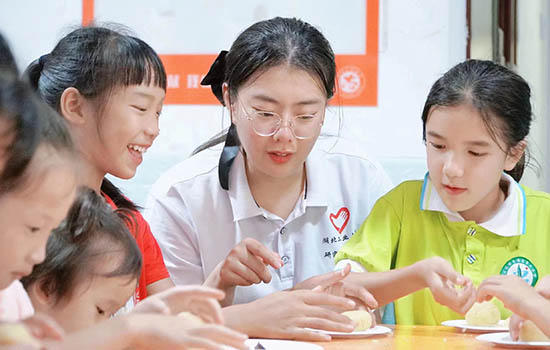 志愿者為搬遷戶子女義務(wù)教學(xué)。共青團(tuán)富川縣委供圖