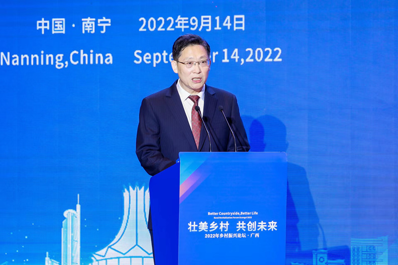 江蘇省委農(nóng)業(yè)農(nóng)村廳二級巡視員周寶銀作主題發(fā)言。論壇主辦方供圖