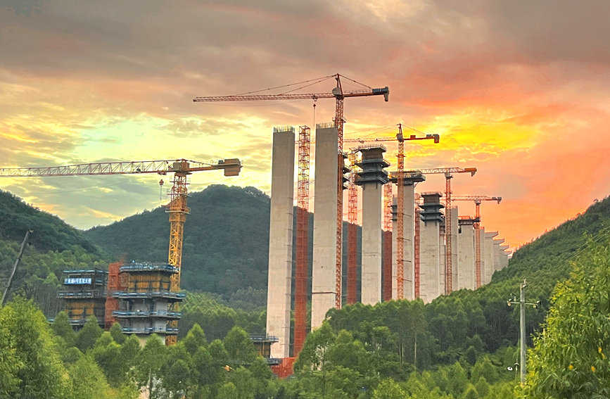 黃昏下的良塘4號(hào)高架大橋。陳鳳純攝