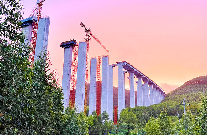 晚霞中的良塘4號高架大橋。陳鳳純攝