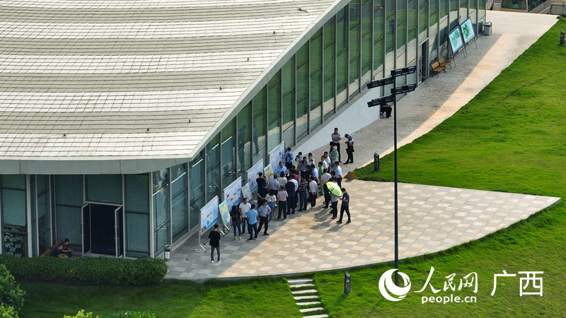 考察組在南寧鄉(xiāng)村示范區(qū)（邕寧片區(qū)）實地考察調(diào)研。人民網(wǎng) 付華周攝