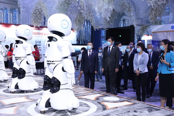 嘉賓巡展。論壇主辦方供圖