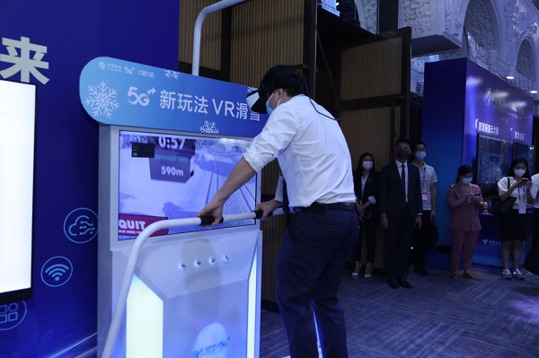 觀眾體驗(yàn)VR滑雪。論壇主辦方供圖