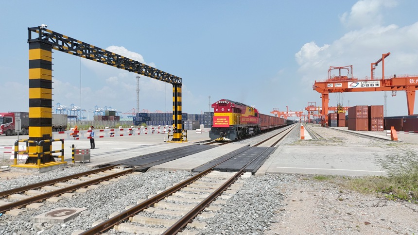 X9574次列車滿載著服裝、鞋子等日用雜品貨物的鐵海聯(lián)運(yùn)班列從廣西欽州港東站出發(fā)，駛向西藏拉薩西站。陳磊攝