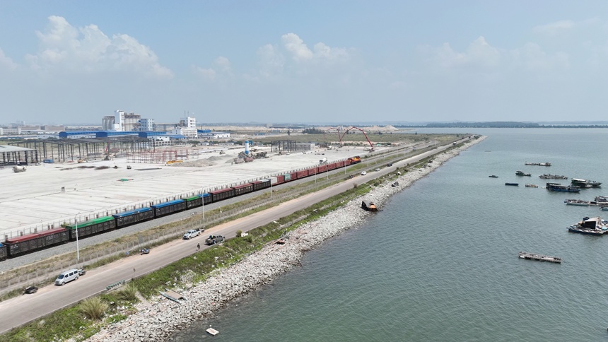 正在運行中的西部陸海新通道鐵海聯(lián)運班列。陳磊攝