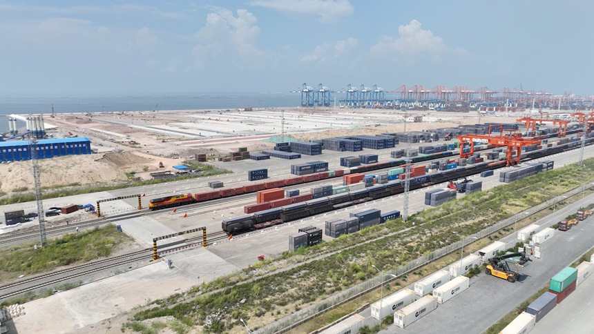 欽州鐵路集裝箱中心站二場航拍。陳磊攝