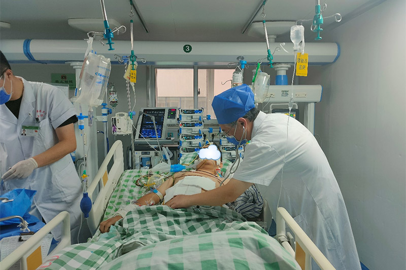 醫(yī)院院長謝勝查看患者病情。廣西中醫(yī)藥大學(xué)第一附屬醫(yī)院供圖