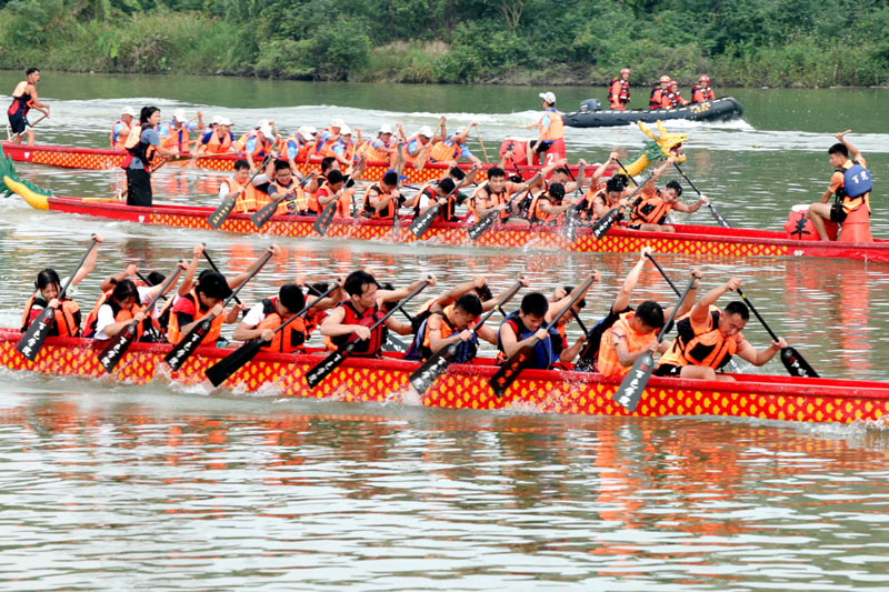 開展賽龍舟比賽。