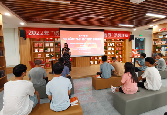 南寧學(xué)院學(xué)工處處長王靜靜做活動總結(jié)。