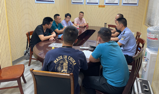 生態(tài)環(huán)境保護(hù)分局偵查員進(jìn)行案件分析。廖斌斌攝