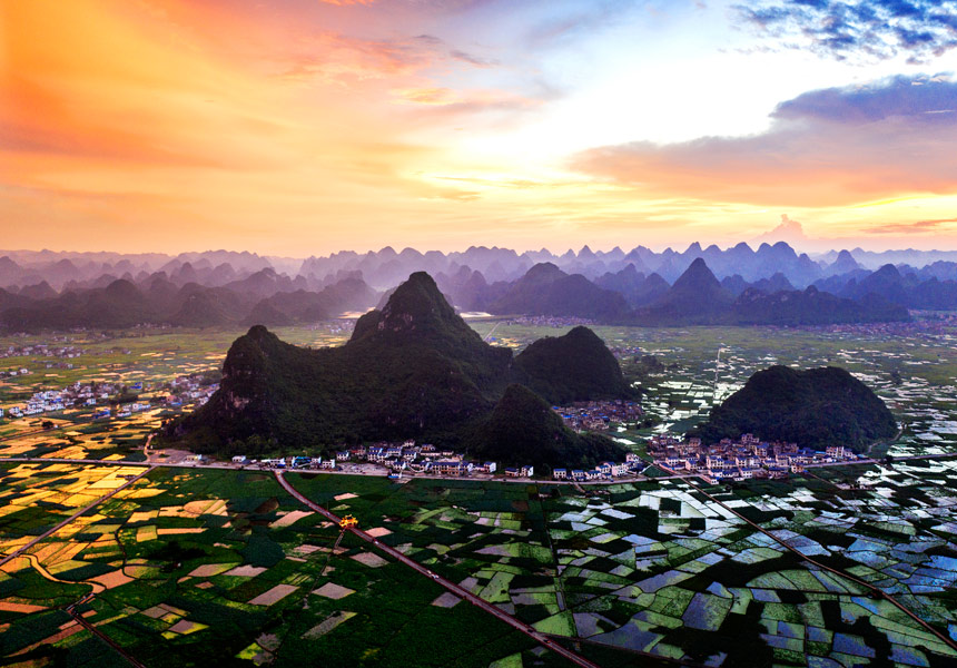 省道210線柳江百朋路段萬畝荷塘基地。李家樹攝