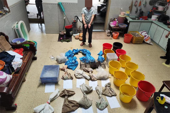 犯罪嫌疑人指認(rèn)繳獲的涉案野生動(dòng)物。薛平攝