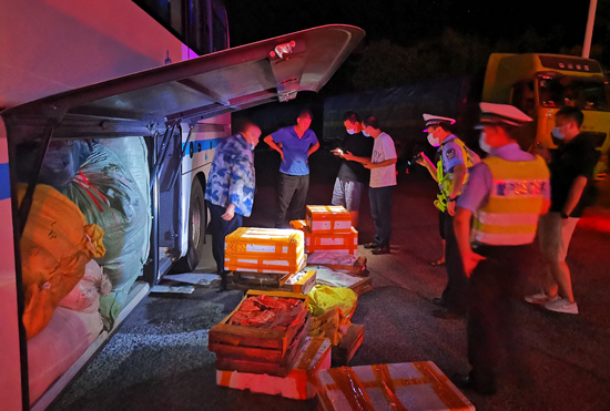 抓獲現(xiàn)場(chǎng)。薛平攝