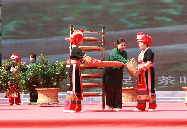 豐收節(jié)活動(dòng)上的豐富多彩的文藝表演。