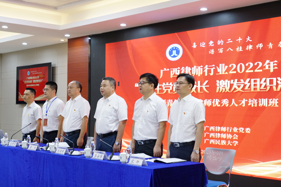 全體人員齊唱國歌。李運華攝