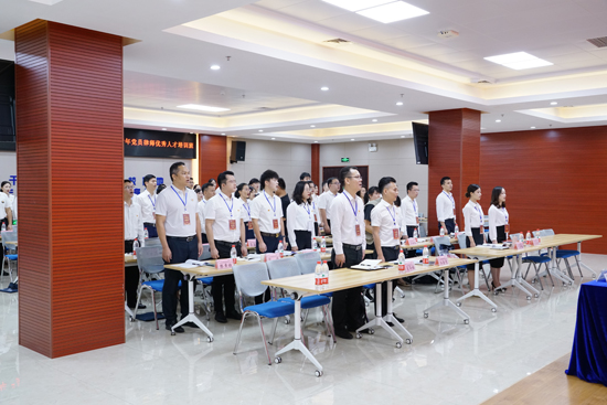 全體人員齊唱國歌。李運華攝