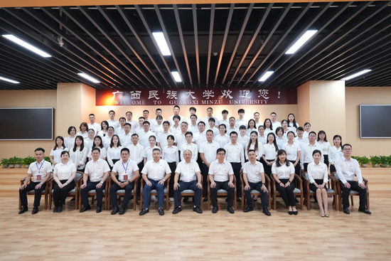 領導與參訓人員合影。李運華攝