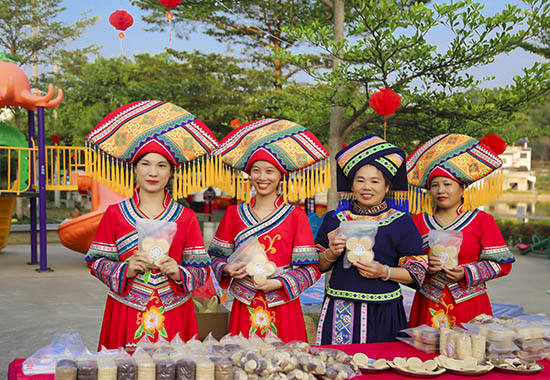 現(xiàn)場展示小谷米餅。覃利認攝